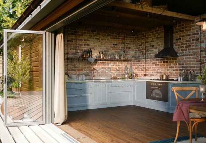 Blått loftkjøkken på solid ask veranda