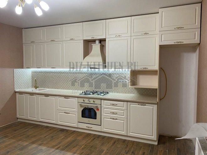 Klassisk rett hvitt kjøkken med kuppelhette