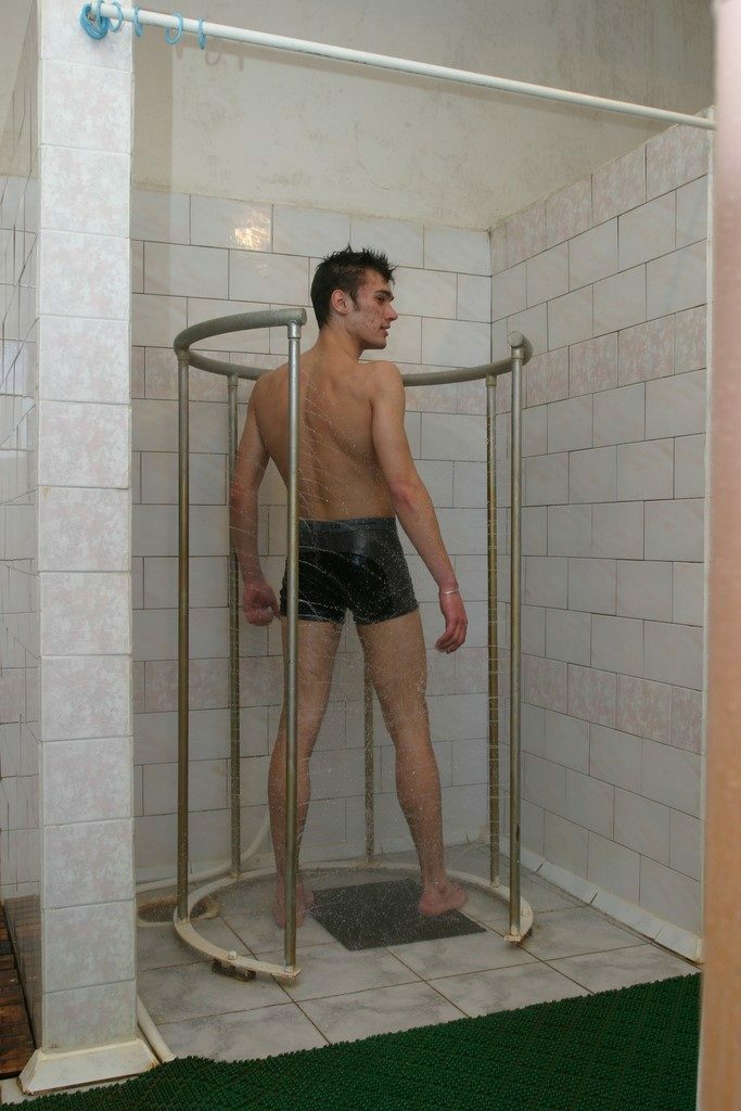 O homem toma uma ducha circular.