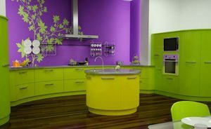 Combinația dintre fistic și flori violete în bucătărie