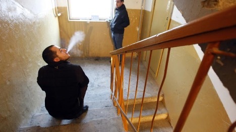 Nachbarn stinken nach Tabak, Farbe und Urin: Was tun, wo sich beschweren – Setafi