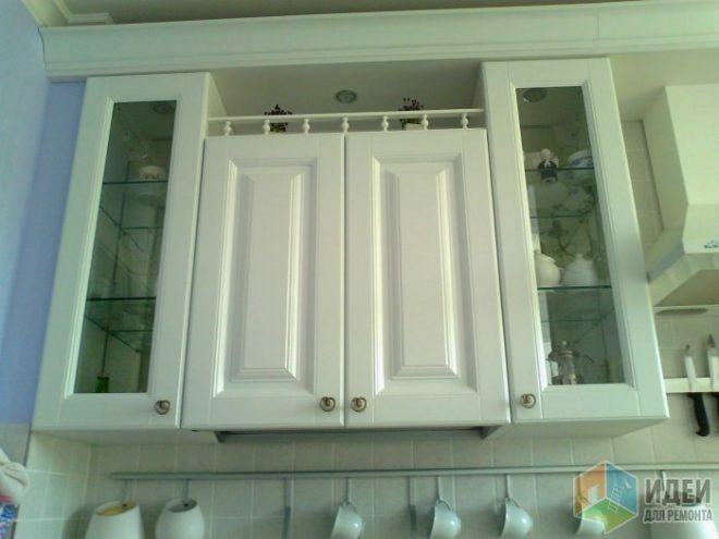 Diseño de una cocina blanca recta de 8 m2.