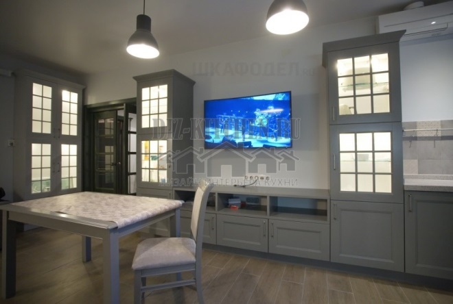Sivá neoklasicistická kuchyňa z masívneho dreva kombinovaná s obývacou izbou