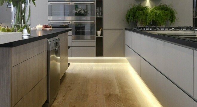 Iluminação na cozinha com faixa LED