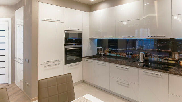 photo of a white kitchen in the interior