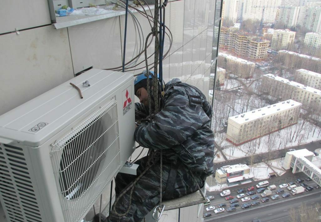 Installation of a basket and an air conditioner by a climber