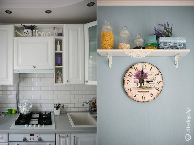 Mėlynos sienos ir maža balta Provanso stiliaus virtuvė