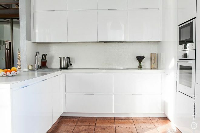 Valge U-kujulise köök-elutoa kujundus minimalismi stiilis 10 мsup2sup