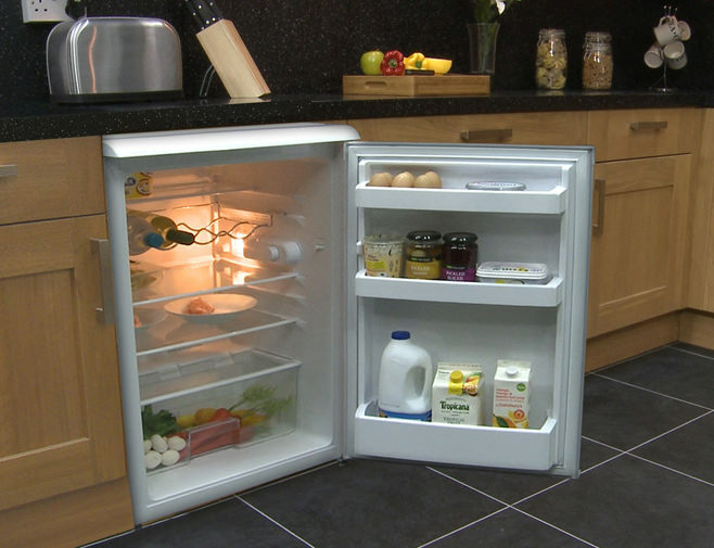Kis konyhában beépített hűtőszekrény