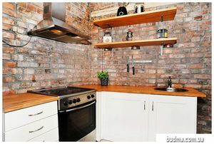 Bucătărie cu zid de cărămidă