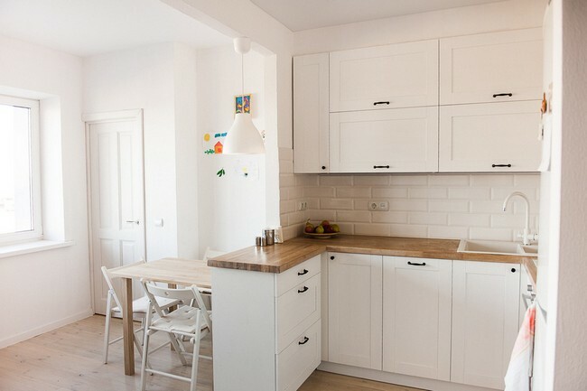 Stylový obývací pokoj-kuchyň ve tvaru písmene P