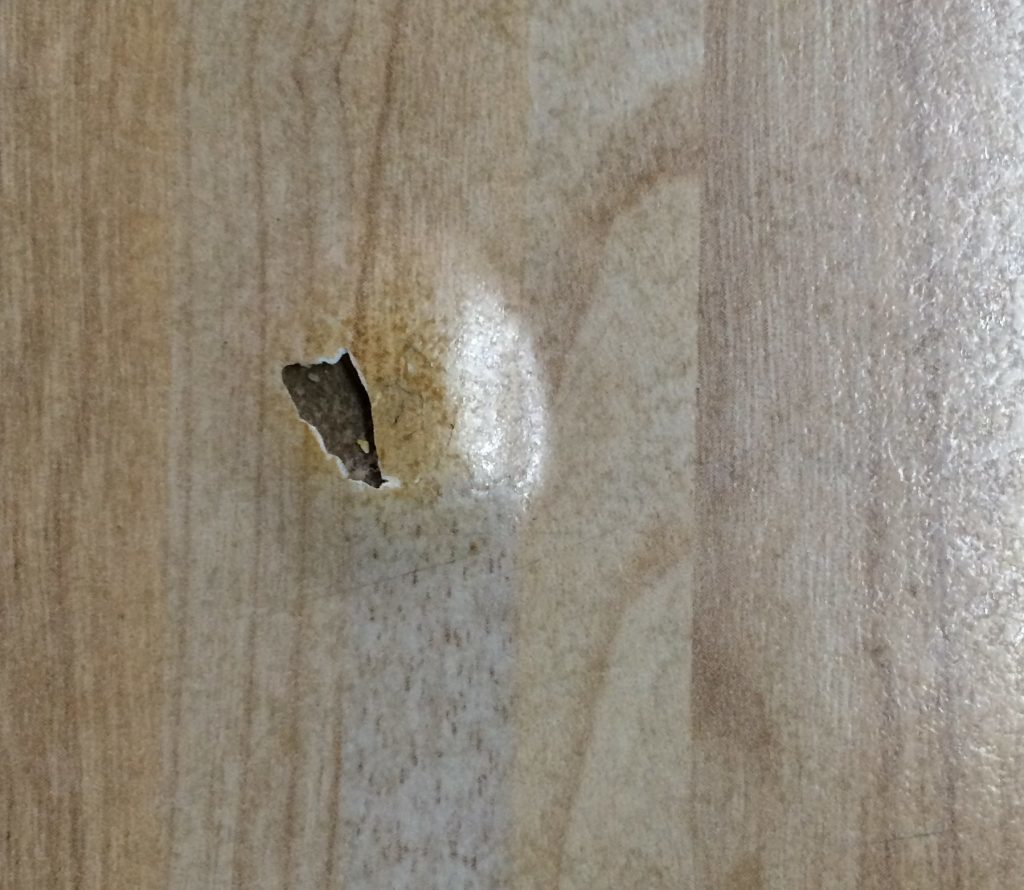 On what the laminate appear quickly chipped and scratched