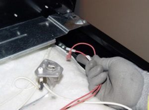 Elektrické zapaľovanie na plynovom sporáku nefunguje: čo robiť, ako nájsť poruchu a opraviť piezoelektrický prvok