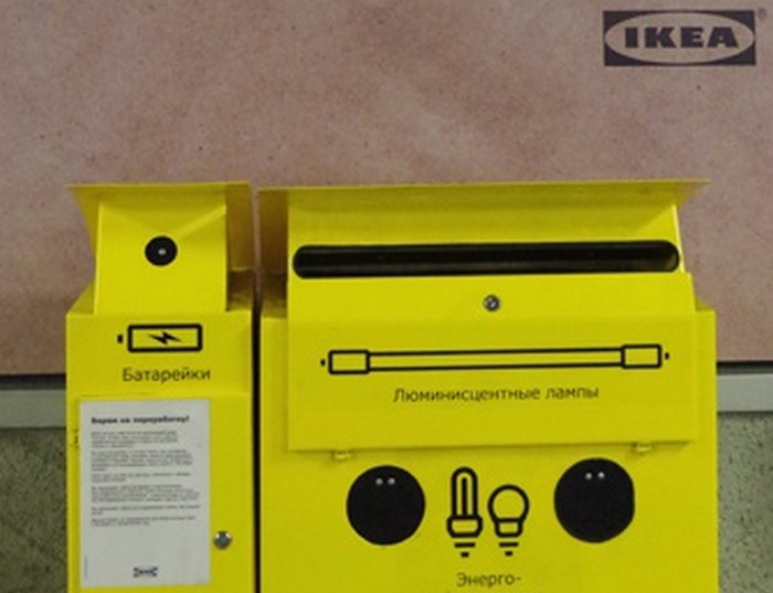 conteneurs jaunes pour recyclage des batteries.