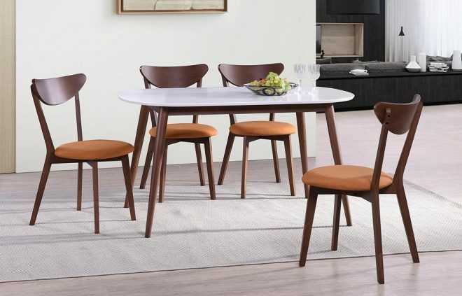 Table et chaises minimalistes