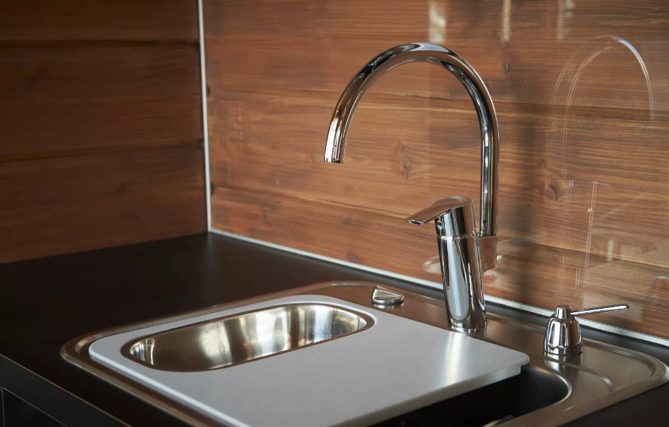 How to choose a quality kitchen faucet: degree of rotation
