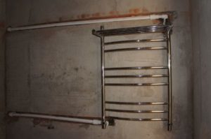 Heated towel rail with bottom connection