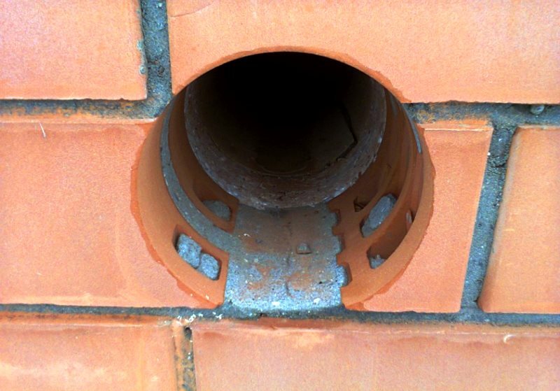 Trou dans le mur de briques pour tuyau de gaz