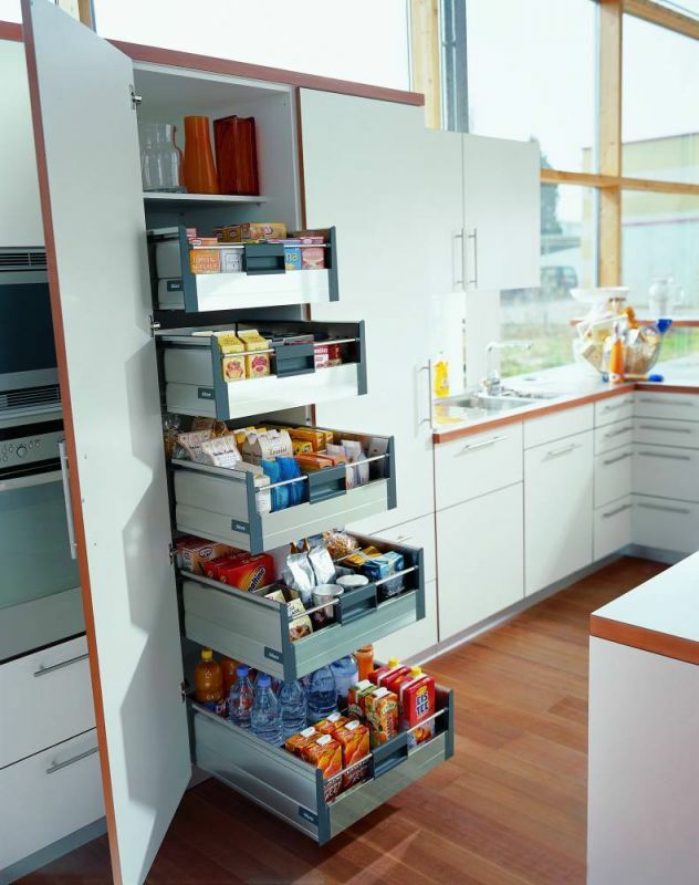 Moderne Aufbewahrungssysteme in einer kleinen Küche