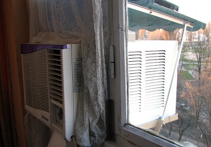 Vizierapparaat over de airconditioner