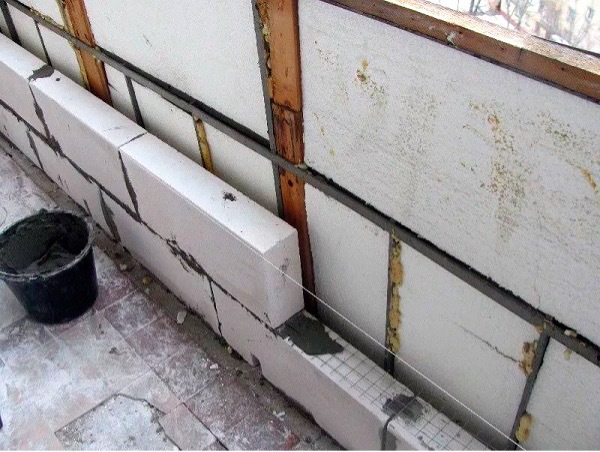 Parapet iz gaziranih betonskih blokov