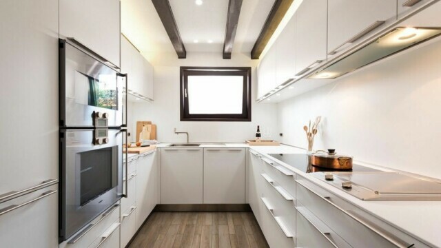 Moodne köögikomplekt väikeses köögis