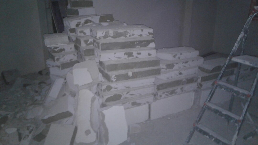 Ant grindų panaudoti akytojo betono blokai