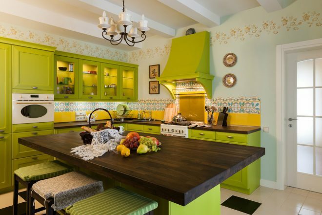 Lemon-colored kitchen in Provence style
