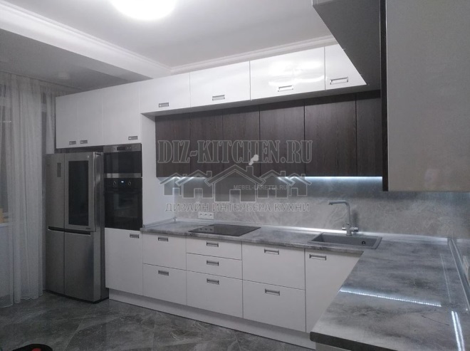 Cozinha moderna branca e marrom com área de trabalho iluminada
