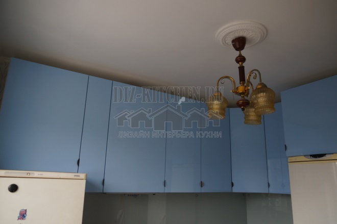 Zili zila virtuve ar krāsotu MDF fasādi un akrila darba virsmām