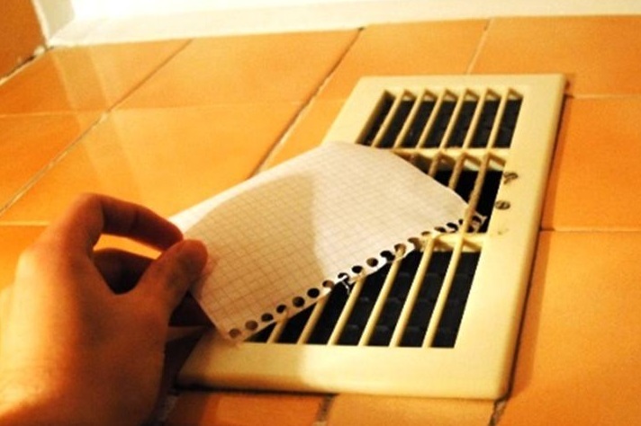 Kontrol af træk i det naturlige ventilationshul 