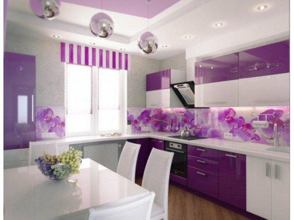 Violetinės užuolaidos virtuvėje