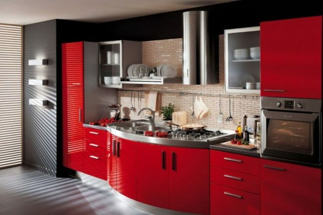 Rødt og sort køkken