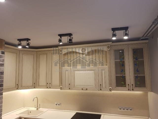 Klasiska virtuve-dzīvojamā istaba ziloņkaula krāsā