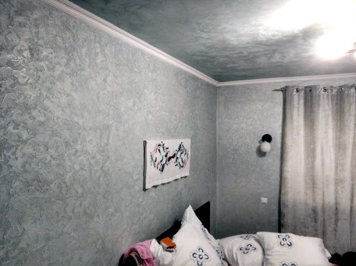 dekoratyvinis tinkas ant lubų miegamajame