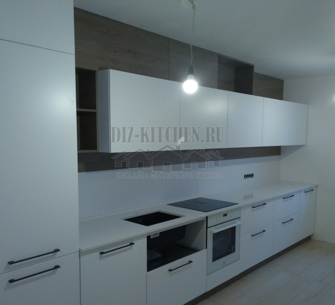 Balta ir ruda moderni virtuvė su skirtingo gylio fasadais