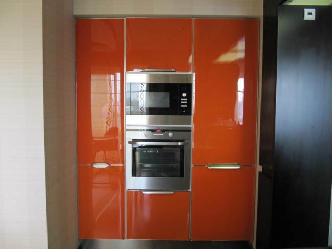 Oranža un balta virtuve ar dzīvojamo istabu