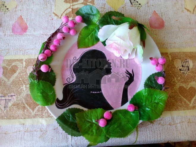 Plate decor with leaves and berries