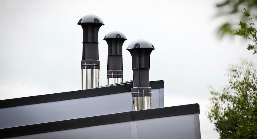 Tilstødende taget til ventilationsakslen: muligheder for ventilationspassage gennem taget