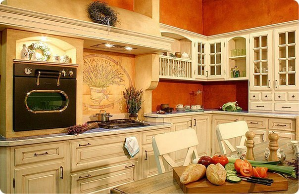 Provanso stiliaus oranžinė virtuvė