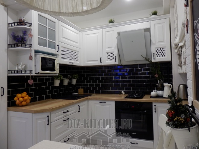 Klasikinė balta virtuvė su stalviršiu ant palangės