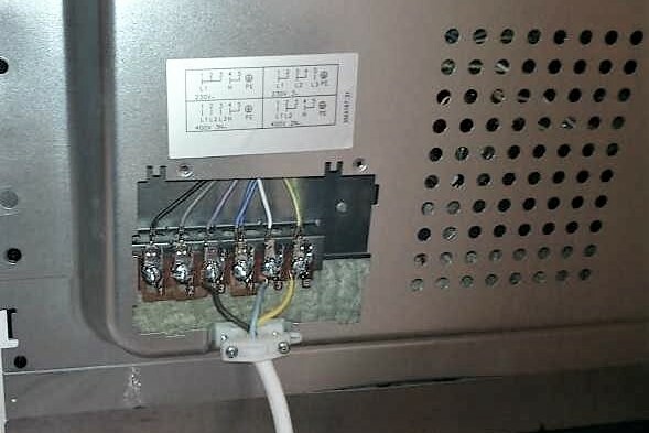 Terminals for connecting an electric cooker