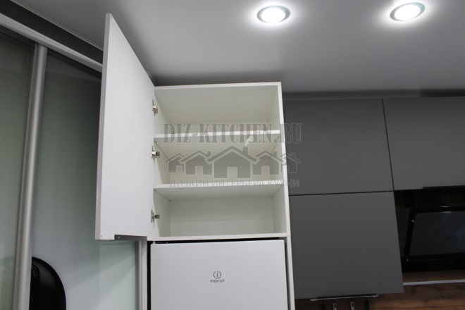 Réfrigérateur avec mezzanine pour trois étagères