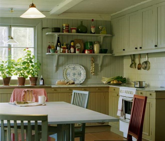 Küche im Landhausstil in Pistazienfarbe