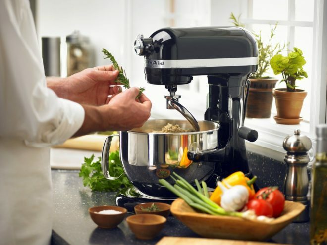 Vaření jídla s kuchyňským robotem 