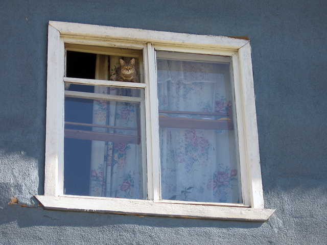 Drewniane okno w domu