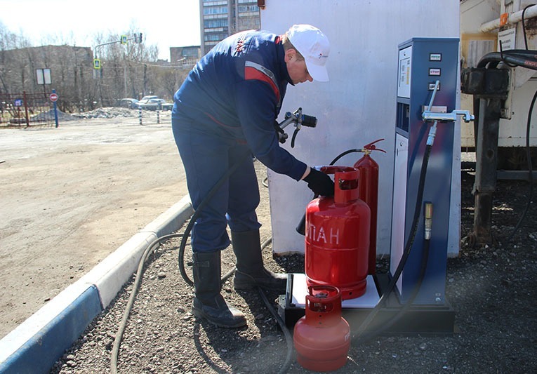 Refueling a gas cylinder