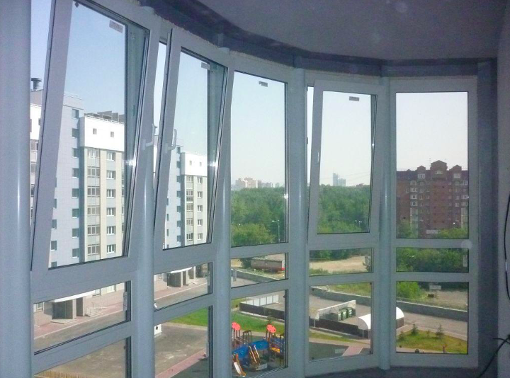 Glas-in-loodbeglazing van balkons en loggia's: wat is het, foto - Setafi