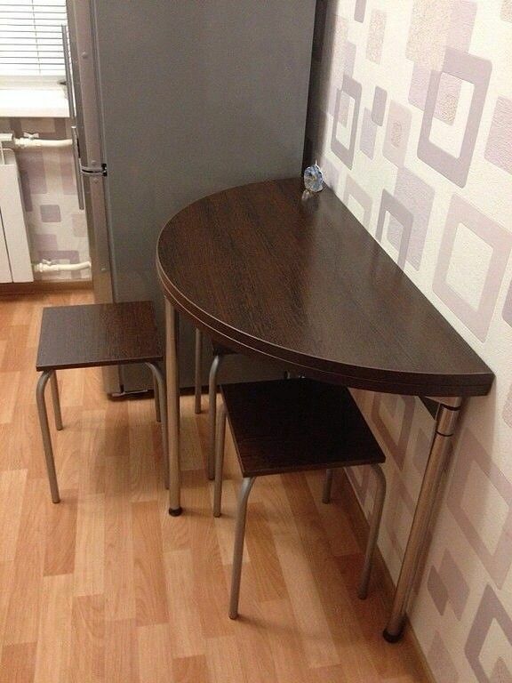 Félkör alakú tolóasztal egy kis konyhában