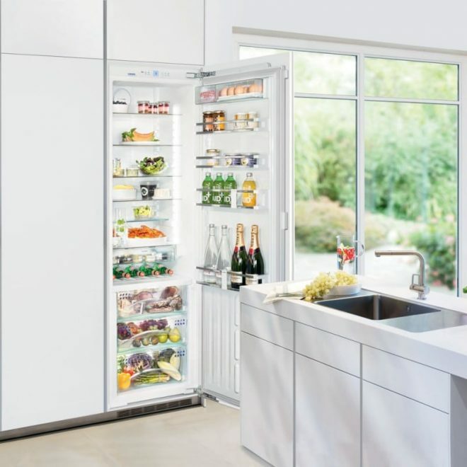 Inbyggt kylskåp i garderoben